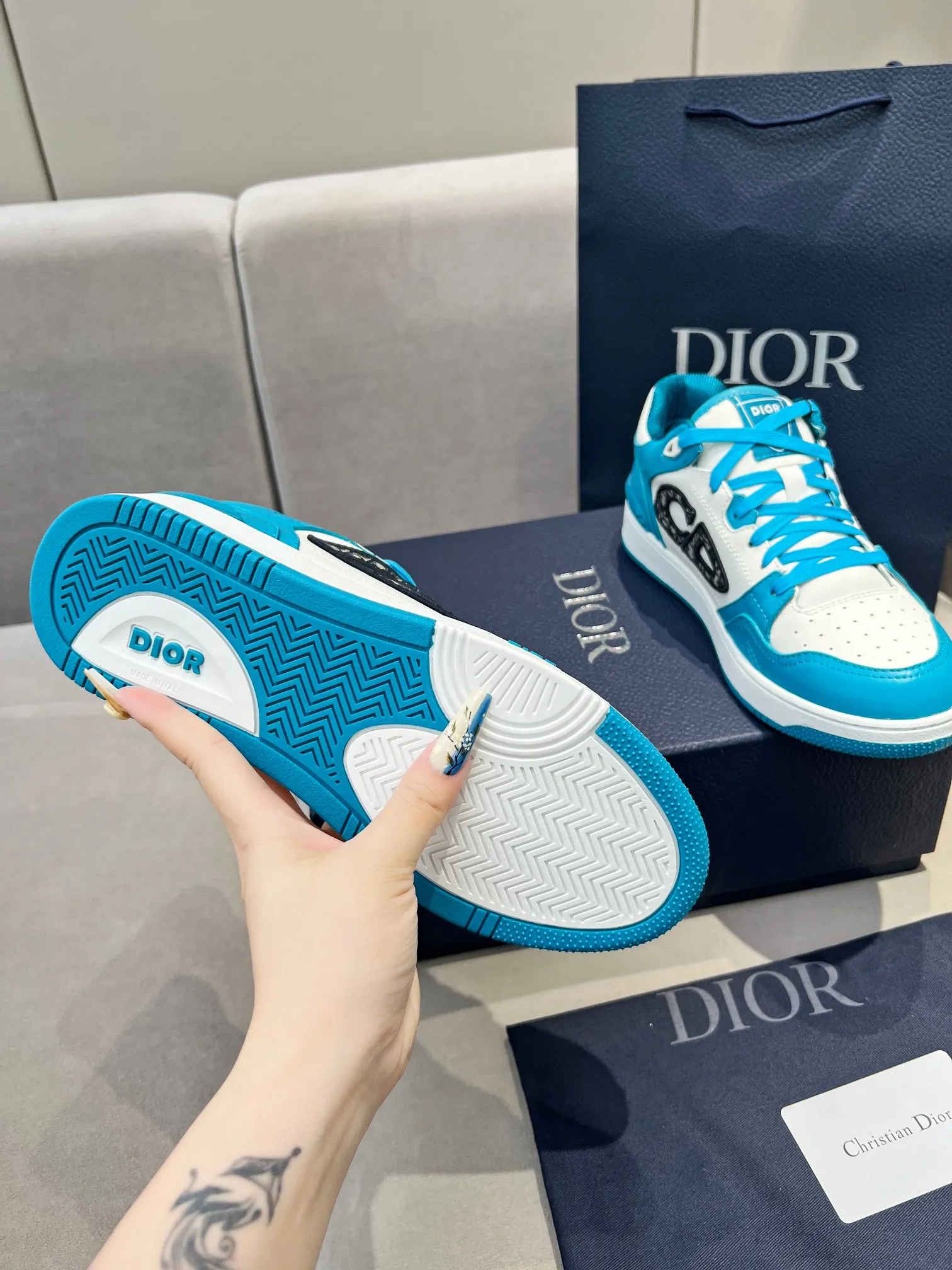 Men's Men's Shoes 💰600 Dior DiorB57 top version of low-top sneakers! ! ! Green with beige smooth first-layer cowhide, fully oiled edges, T men's shoes 💰U outsole.  The 2024 autumn men's wear series has made a wonderful debut, a new classic item launched by Dior. Crafted from smooth first-grain cow leather in vibrant green and beige, it's accented with tonal Oblique embossed labels on the sides. The distinctive laces of the same color match the color of the shoe body, and the opening and closing are decorated with various classic details on the tongue, sole and back side to enhance the style. The eyelet details, upper stitching and heel strip panels of the same color highlight the dynamic charm of its sports style. Exclusive two-color molded T men's shoes 💰U outsole is light, comfortable, non-slip and wear-resistant, the mesh lining and feet are customized with original colors, soft and breathable. Exquisite production technology highlights the grade, and can be matched with all kinds of clothing to create a refined look.